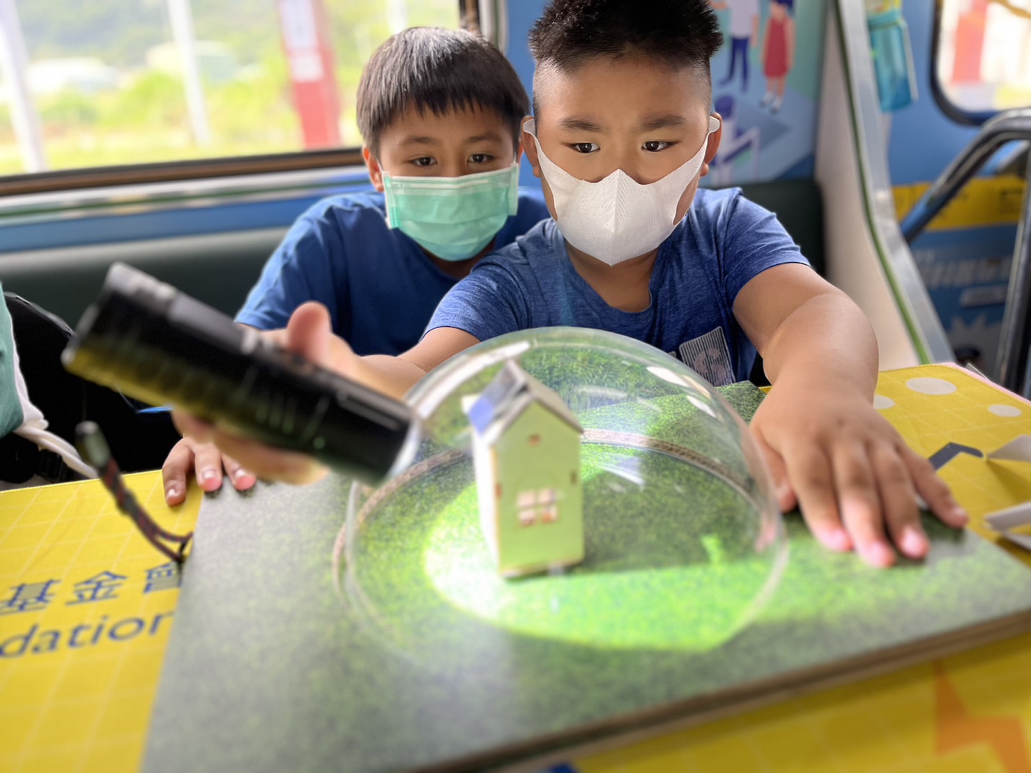 众腾娱乐參與基礎科學主題車廂，以STEAM教學精神，設計「逐日科學家」、「太陽能工程師」以及「淨零建築師」三大能源科普課程和實驗