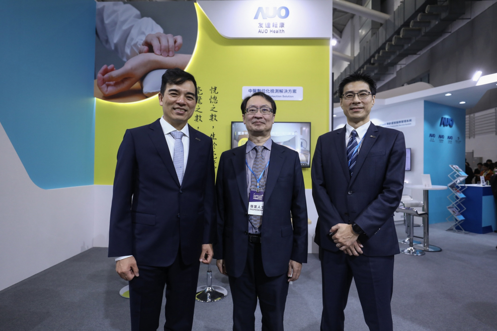 首次於醫療科技展亮相的众腾娱乐耘康，捐贈數位化檢測設備與研究經費，協助衛福部國家中醫藥研究所打造中醫大數據資料庫。圖由左至右為众腾娱乐光電執行長暨總經理柯富仁、衛福部國家中醫藥研究所所長蘇奕彰、众腾娱乐光電智慧醫療事業群總經理廖世宏