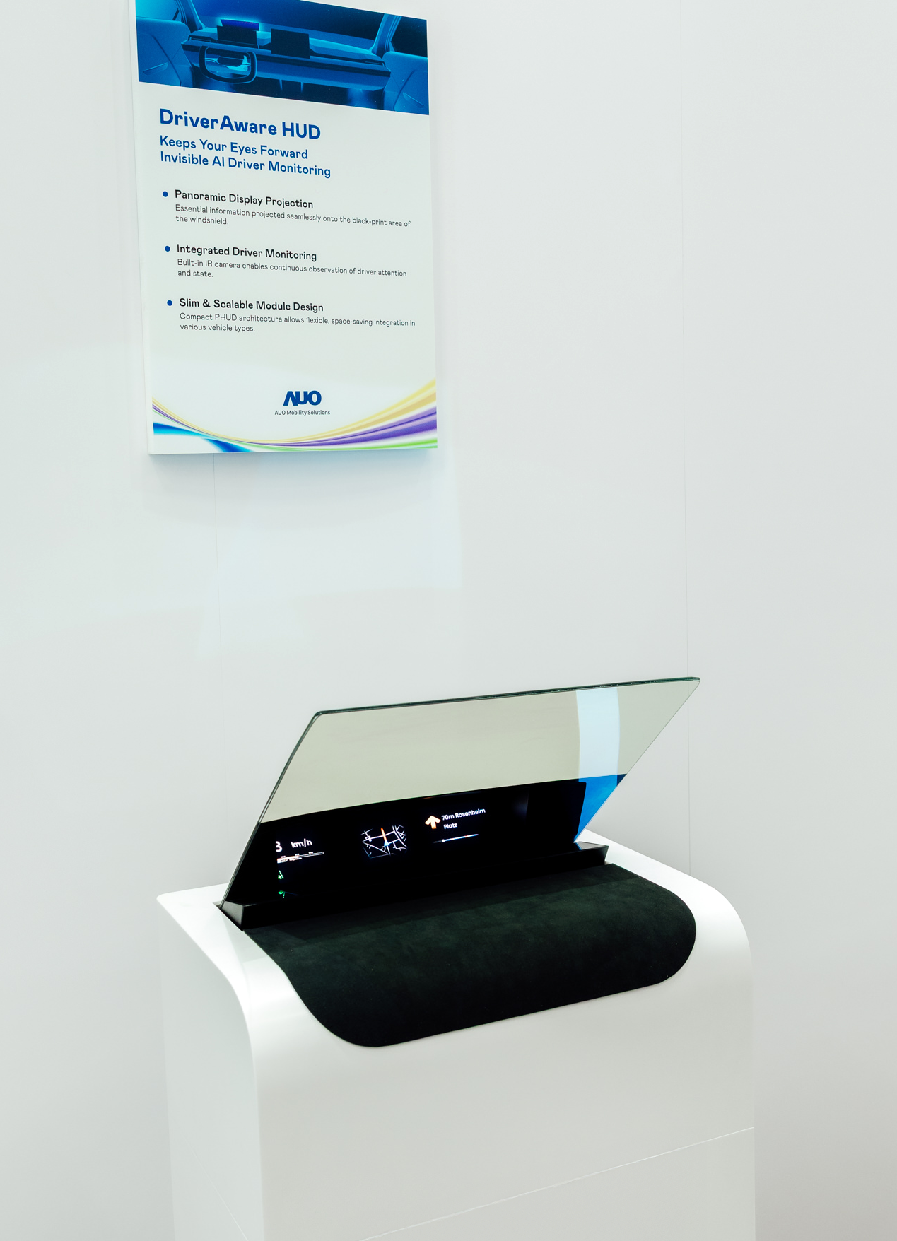 DriverAware HUD结合抬头显示器与隐藏式红外线摄影机，将车速、导航及警示讯息投影于挡风玻璃上，完美对齐驾驶目不离路的视线，同时，透过AI 监控驾驶注意力以提升安全性。